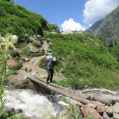 Nosači so svojo robo natovorili na sila »ortopedsko« opremo, ki je tehtala med štirideset in šestdeset kilogramov