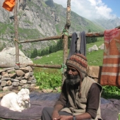 Postojanka sredi ničesar, kjer smo pri prijaznem gostitelju in njegovi štirinožni prijateljici popili čaj brez katerega v Indiji ne gre