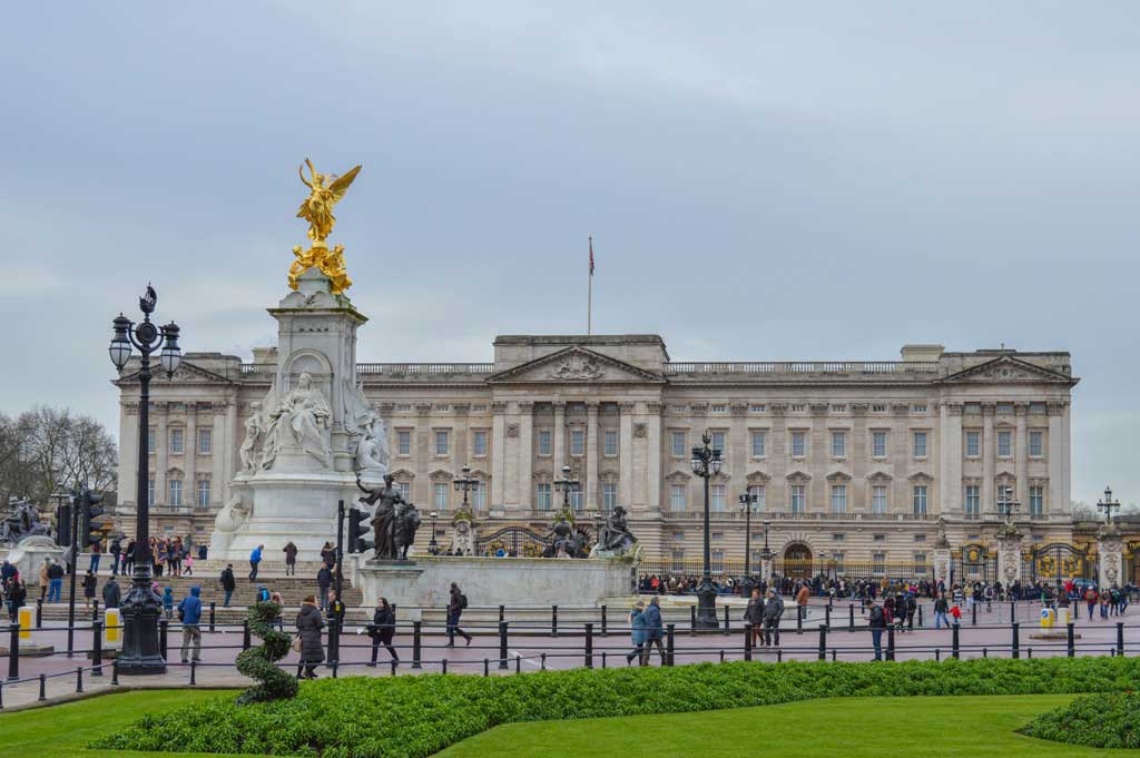 Buckinghamska palača ? domovanje britanske kraljeve družine